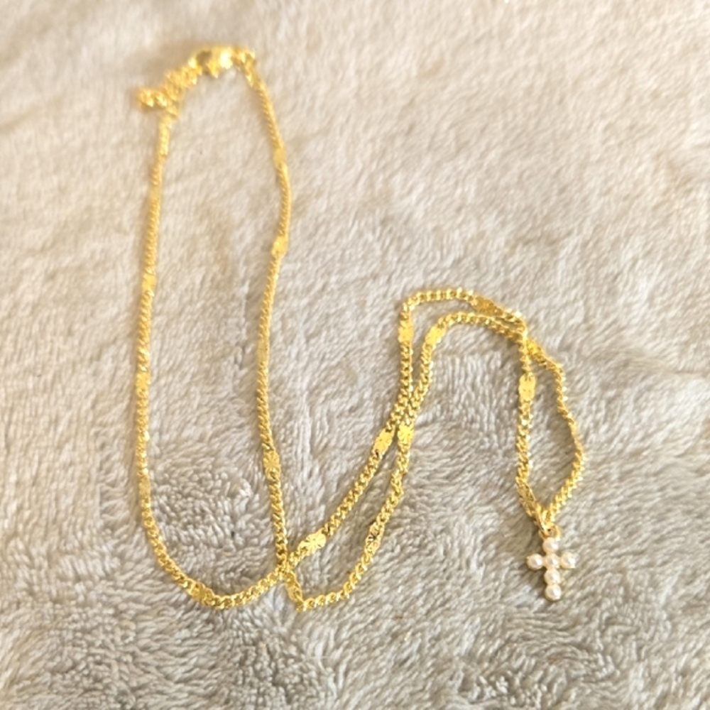 #566 Elegant Gold Tone Necklace  9.5 Inches